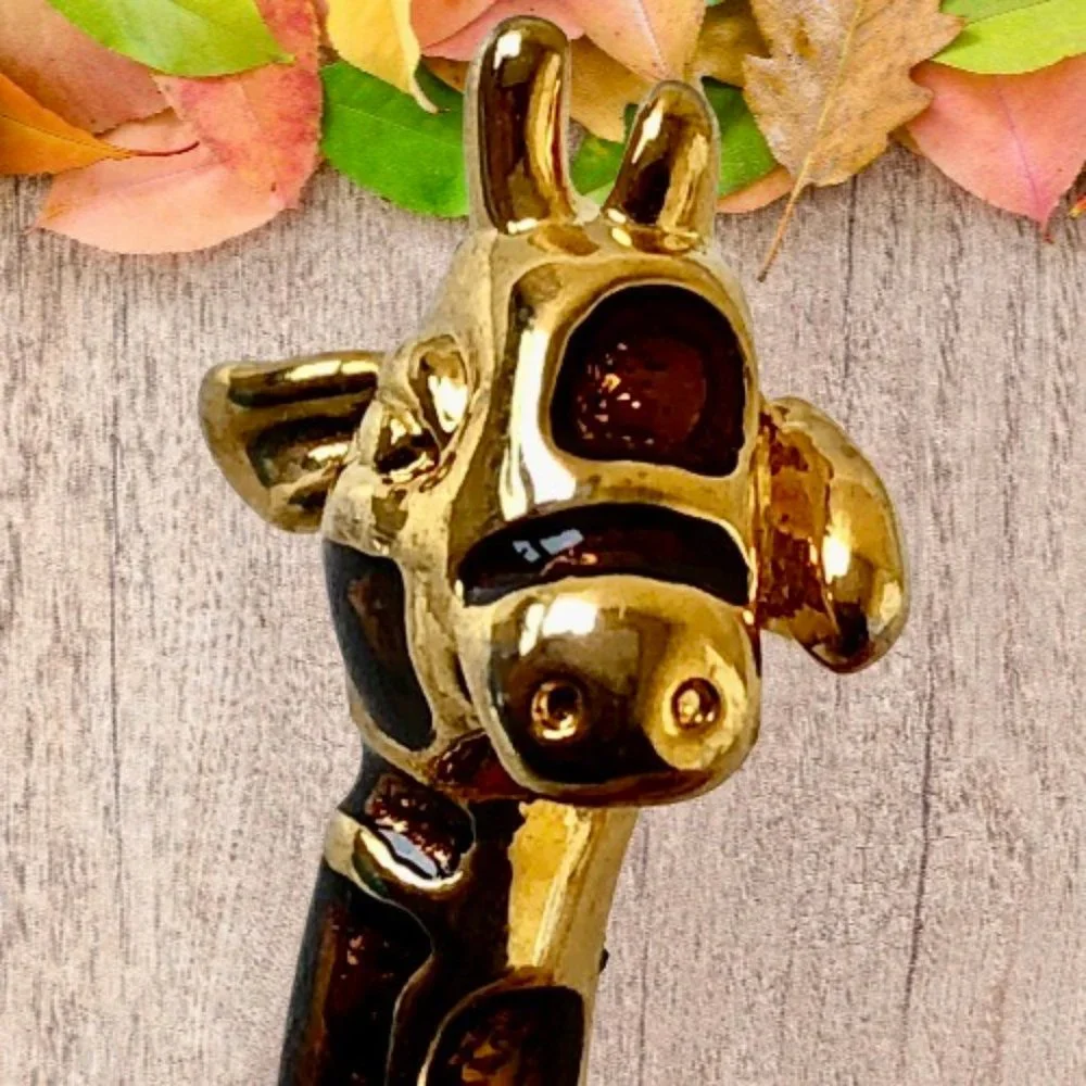 N/A giraffe brooch